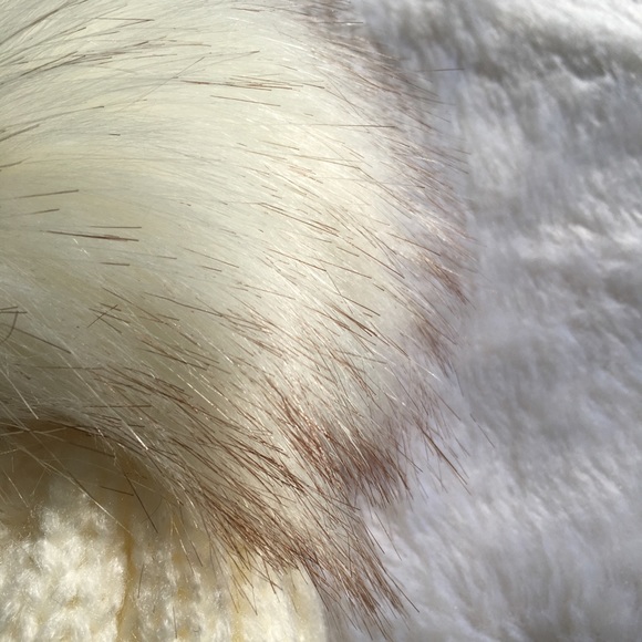 ✨NWOT✨Cream Knitted Faux Fur Puff Beanie CCO - Picture 4 of 4